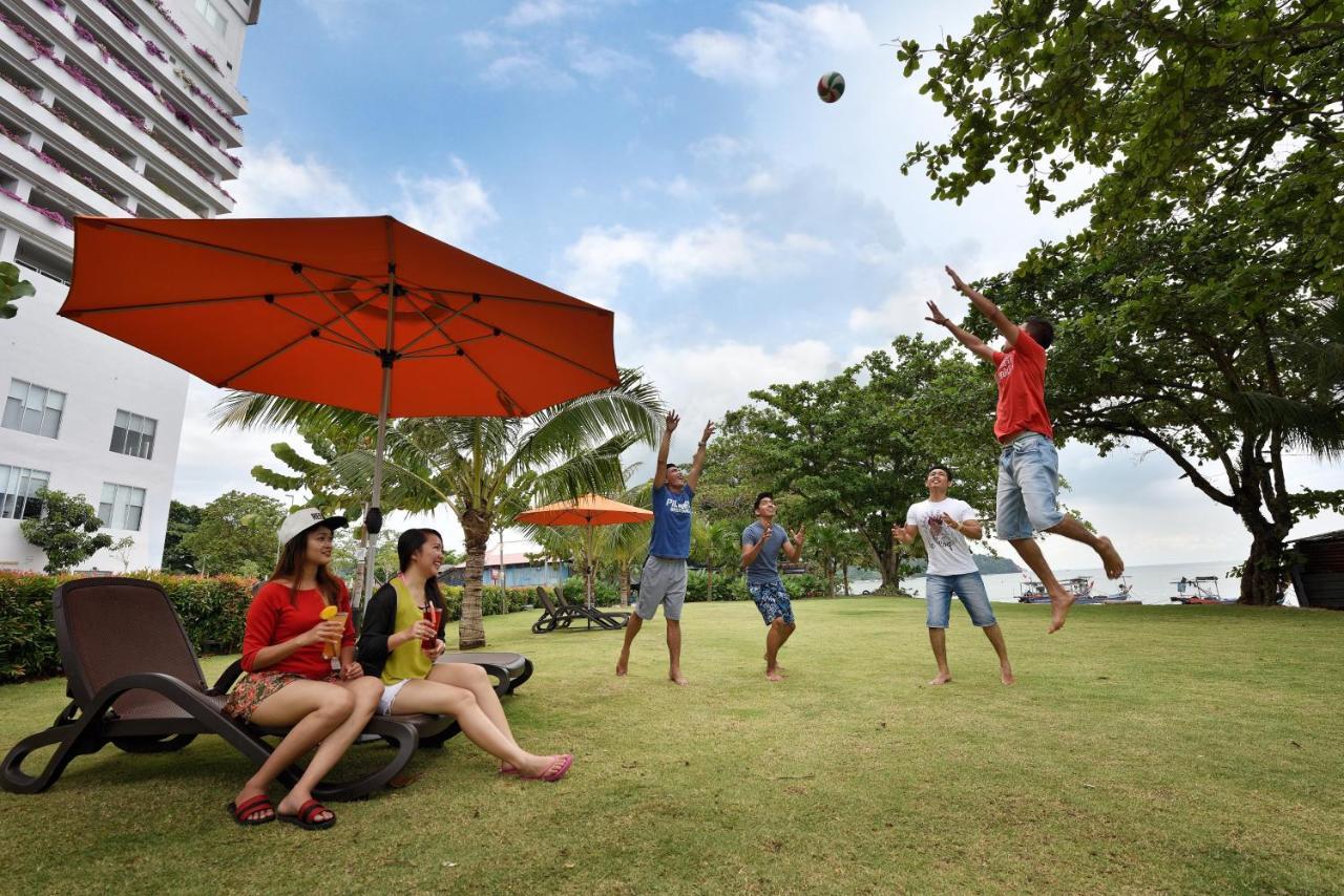 槟城丽昇豪华套房 峇六拜 外观 照片 The lawn at the beach resort