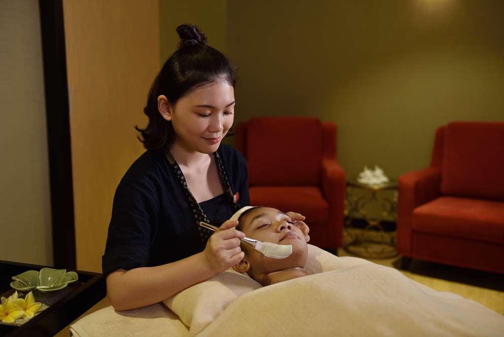 槟城丽昇豪华套房 峇六拜 外观 照片 A woman receiving a facial treatment