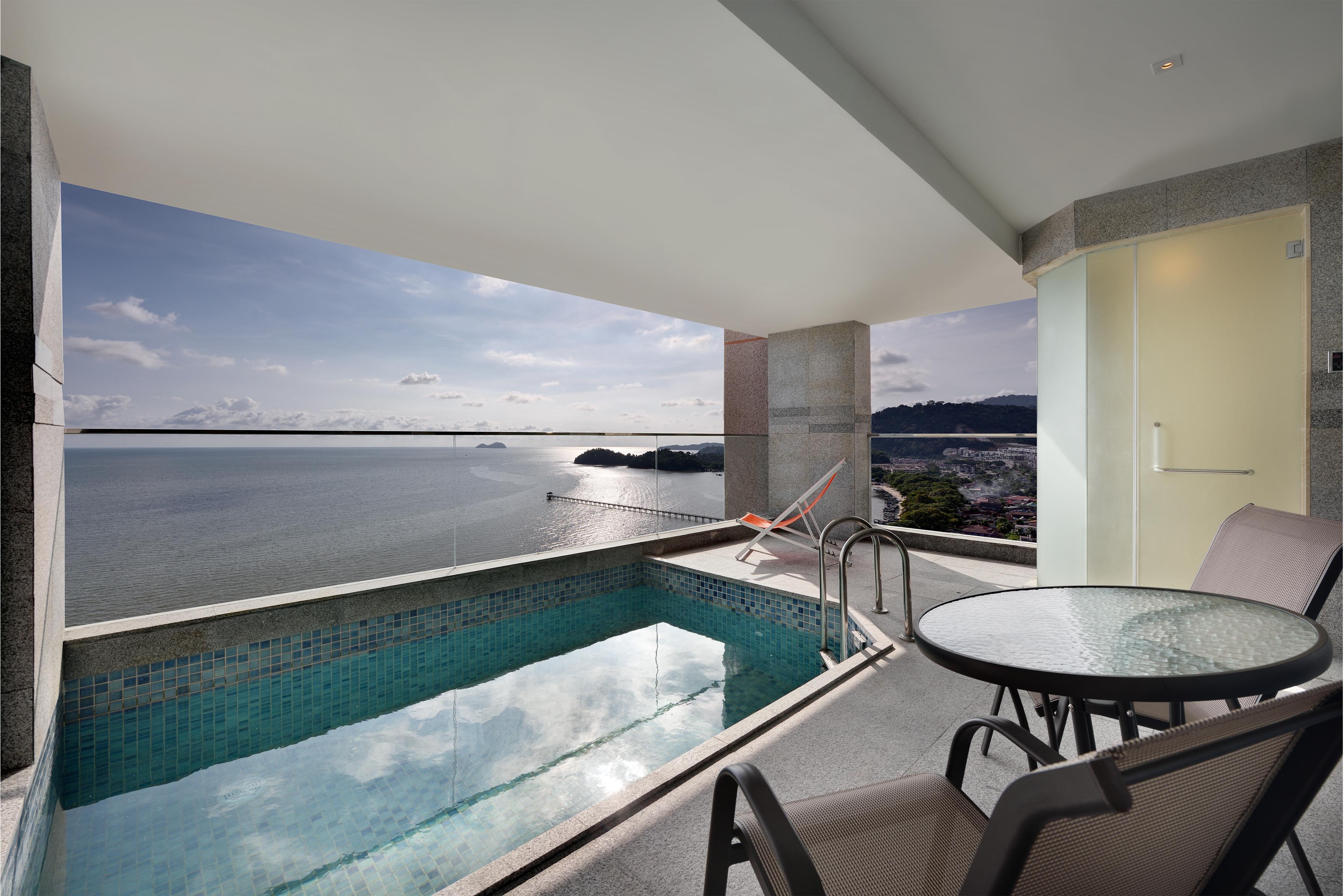 槟城丽昇豪华套房 峇六拜 外观 照片 A view of the ocean from a hotel room at the resort