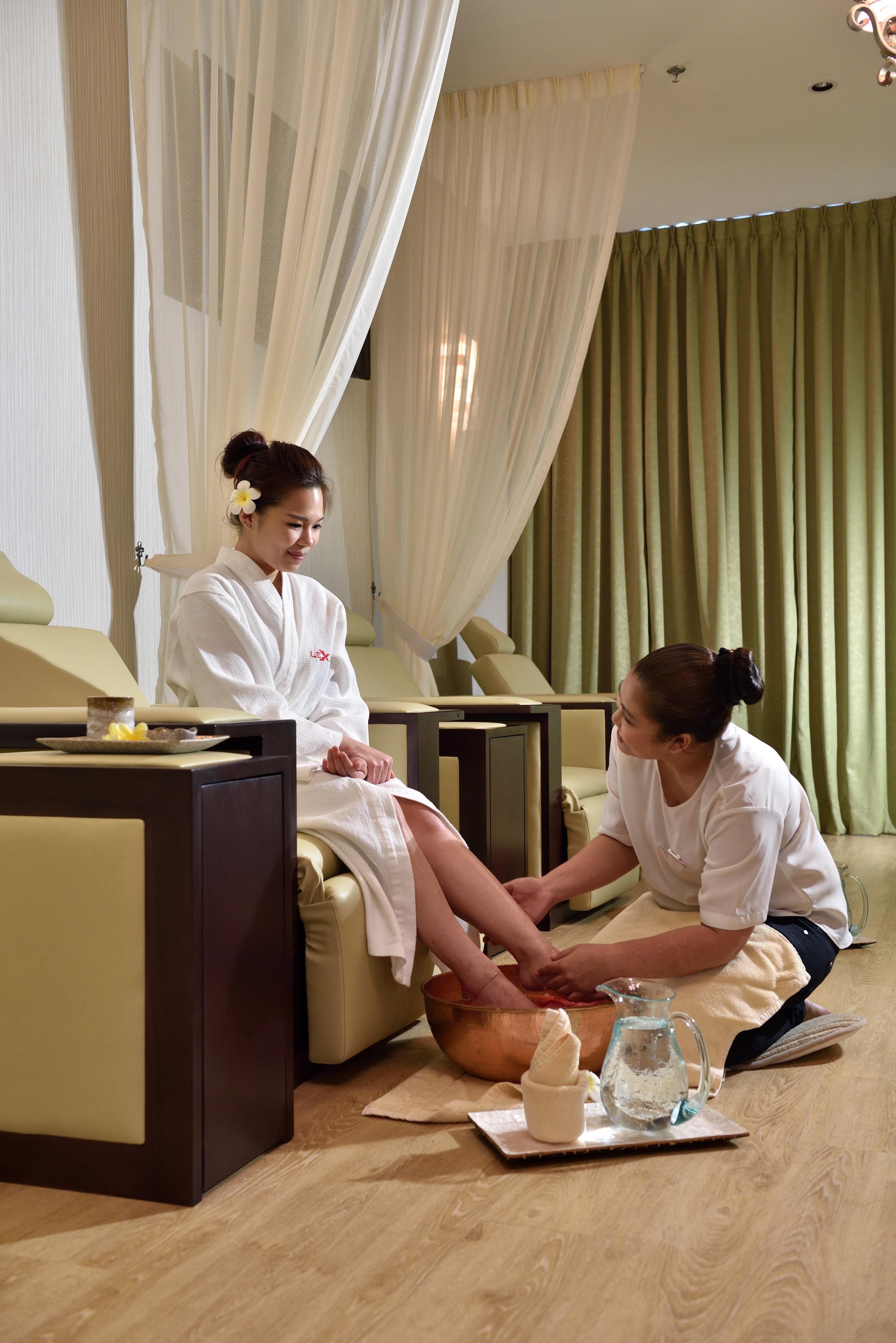 槟城丽昇豪华套房 峇六拜 外观 照片 A foot massage