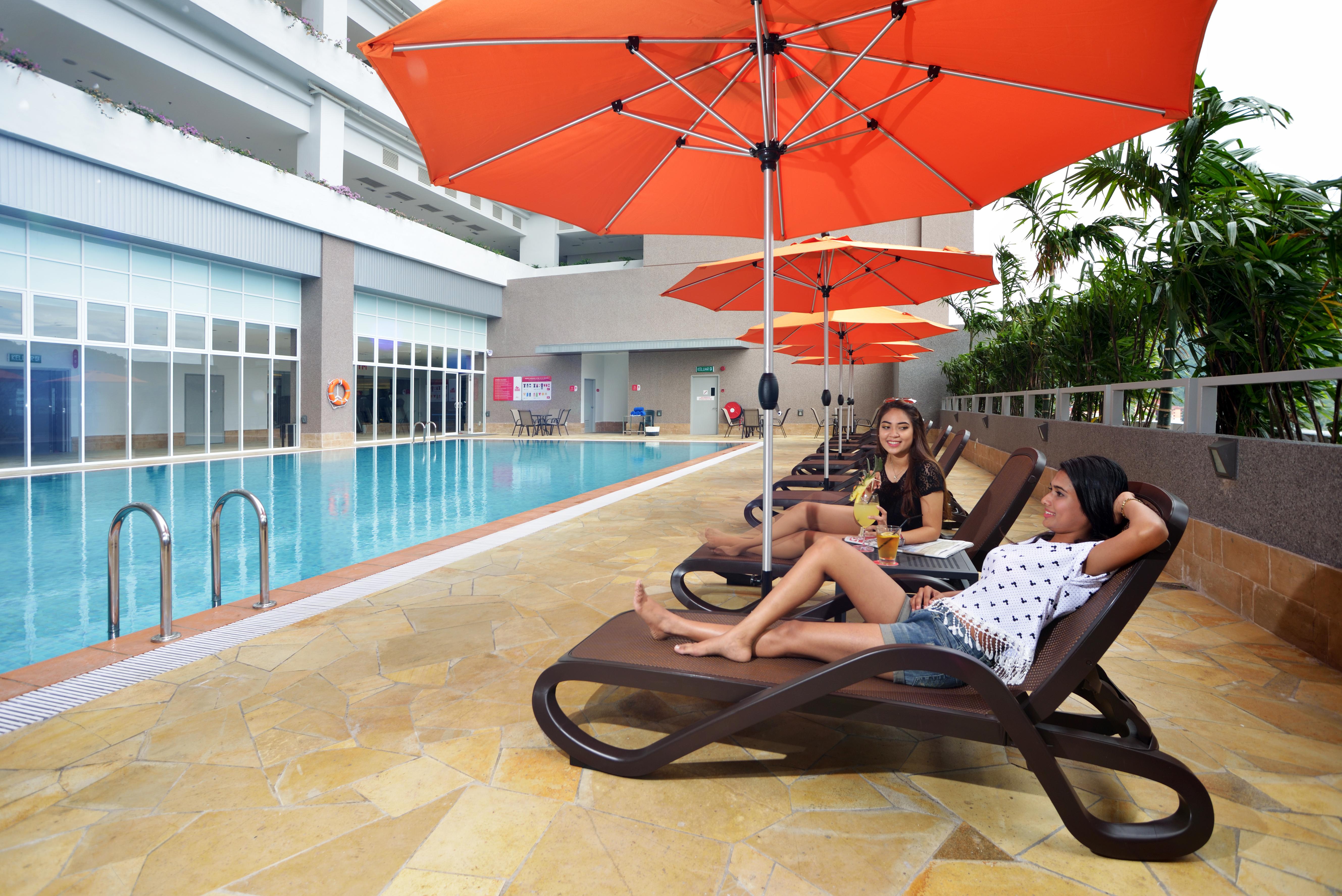 槟城丽昇豪华套房 峇六拜 外观 照片 Pool at the hotel