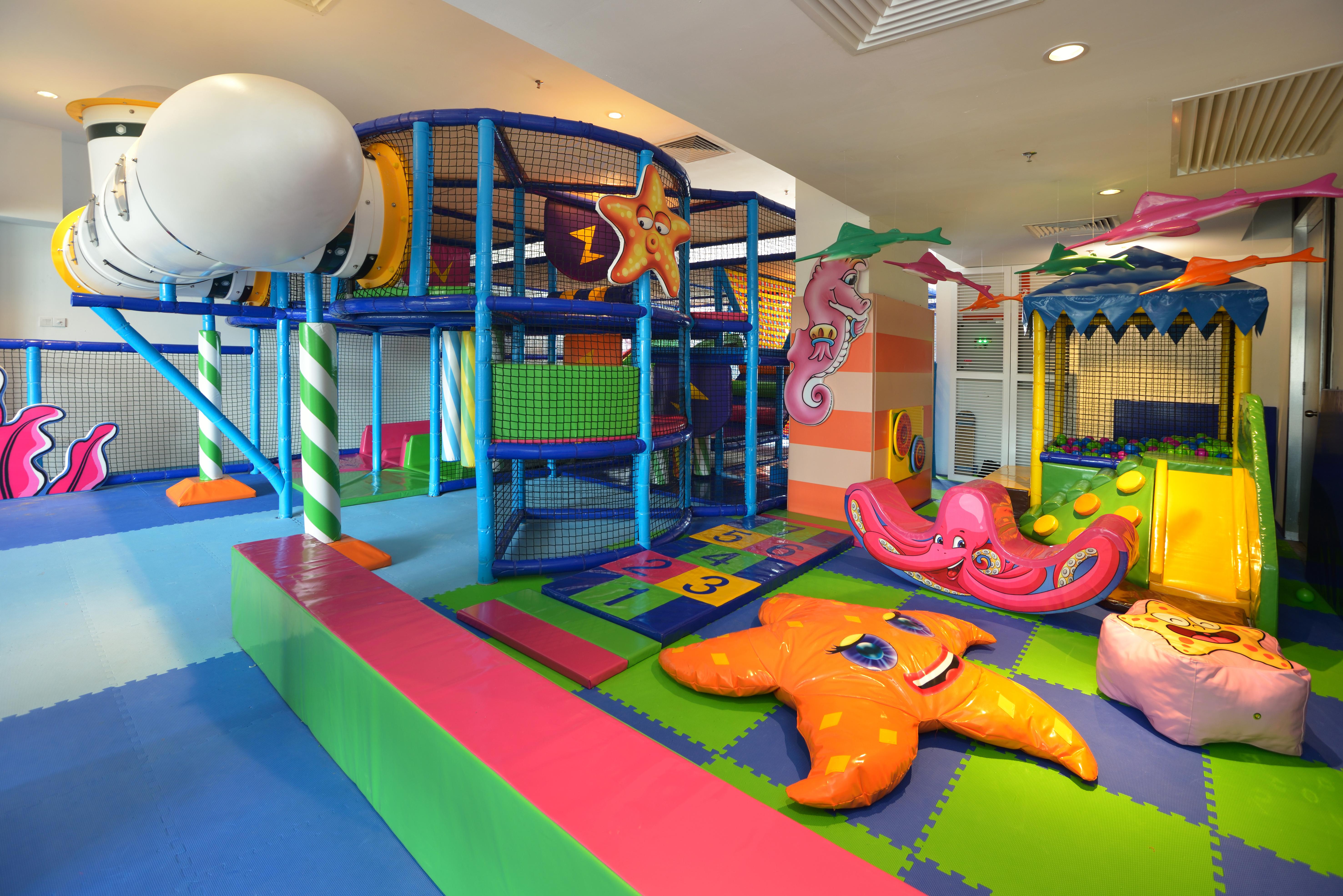 槟城丽昇豪华套房 峇六拜 外观 照片 An indoor playground in the United Arab Emirates