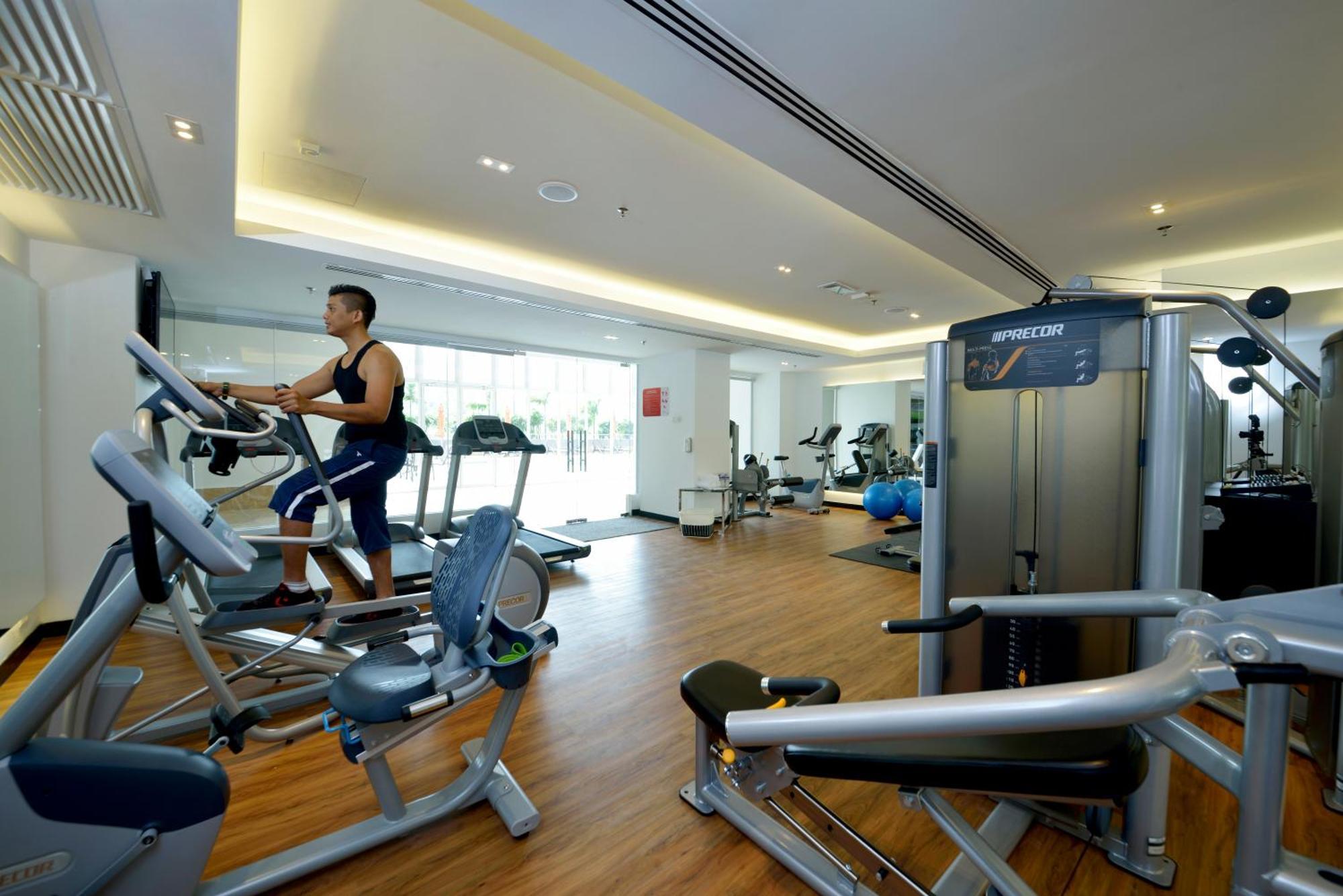 槟城丽昇豪华套房 峇六拜 外观 照片 The gym at the hotel