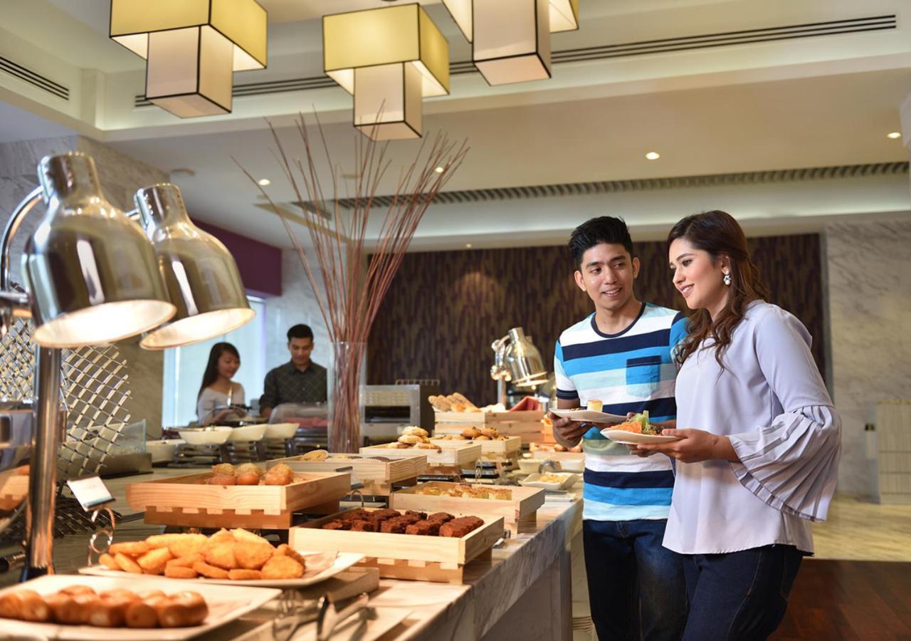 槟城丽昇豪华套房 峇六拜 外观 照片 A buffet at a hotel