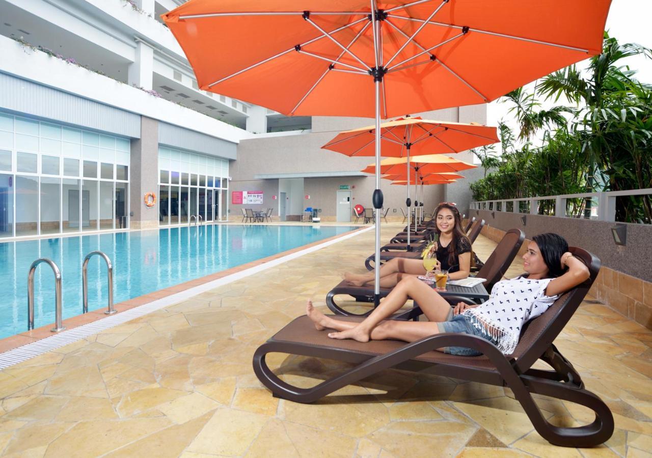 槟城丽昇豪华套房 峇六拜 外观 照片 Poolside at the hotel