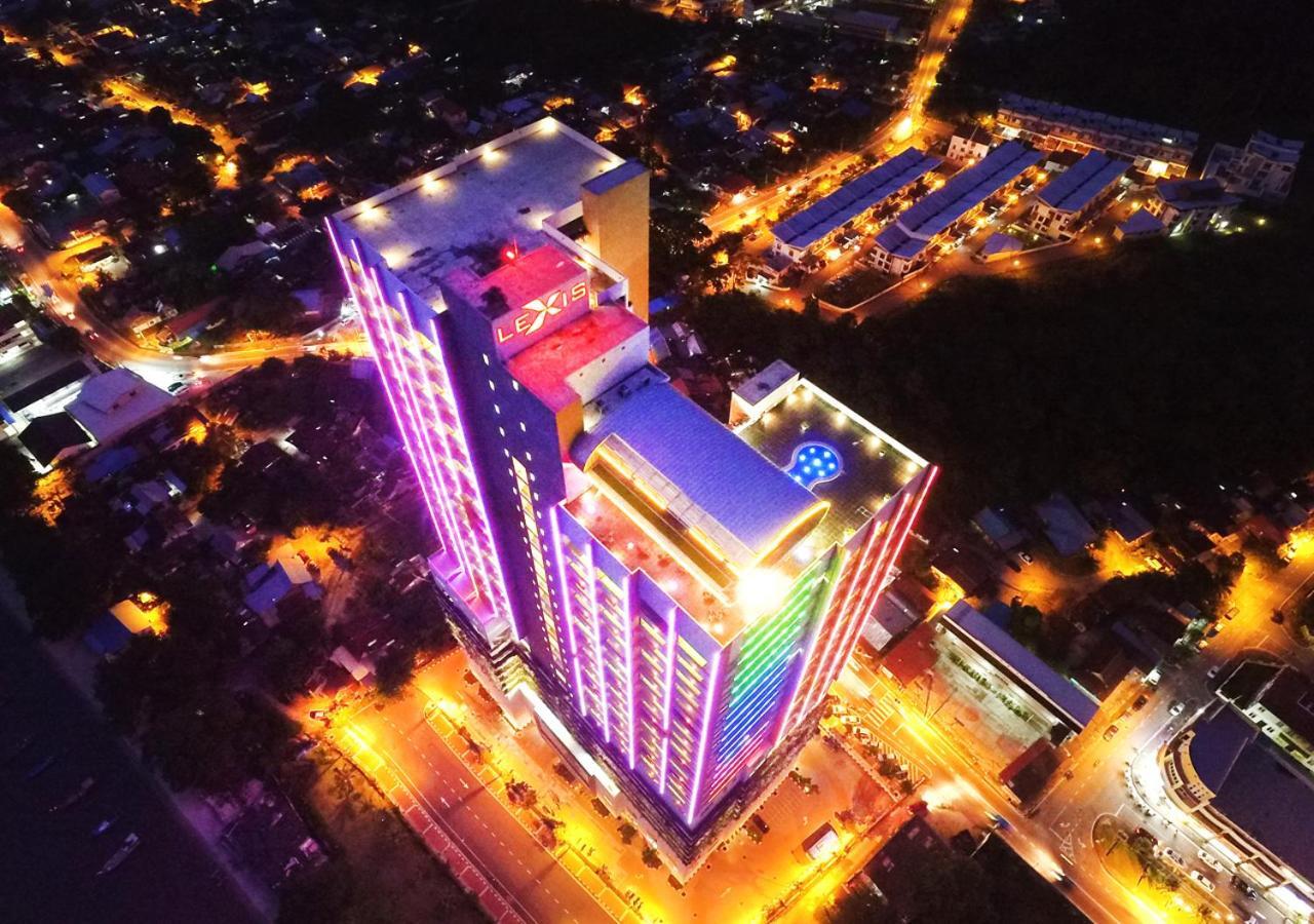 槟城丽昇豪华套房 峇六拜 外观 照片 Aerial view of the hotel at night