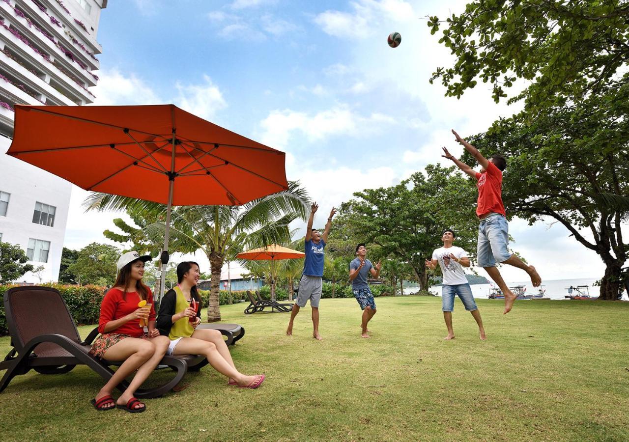 槟城丽昇豪华套房 峇六拜 外观 照片 Students playing frisbee at the university campus