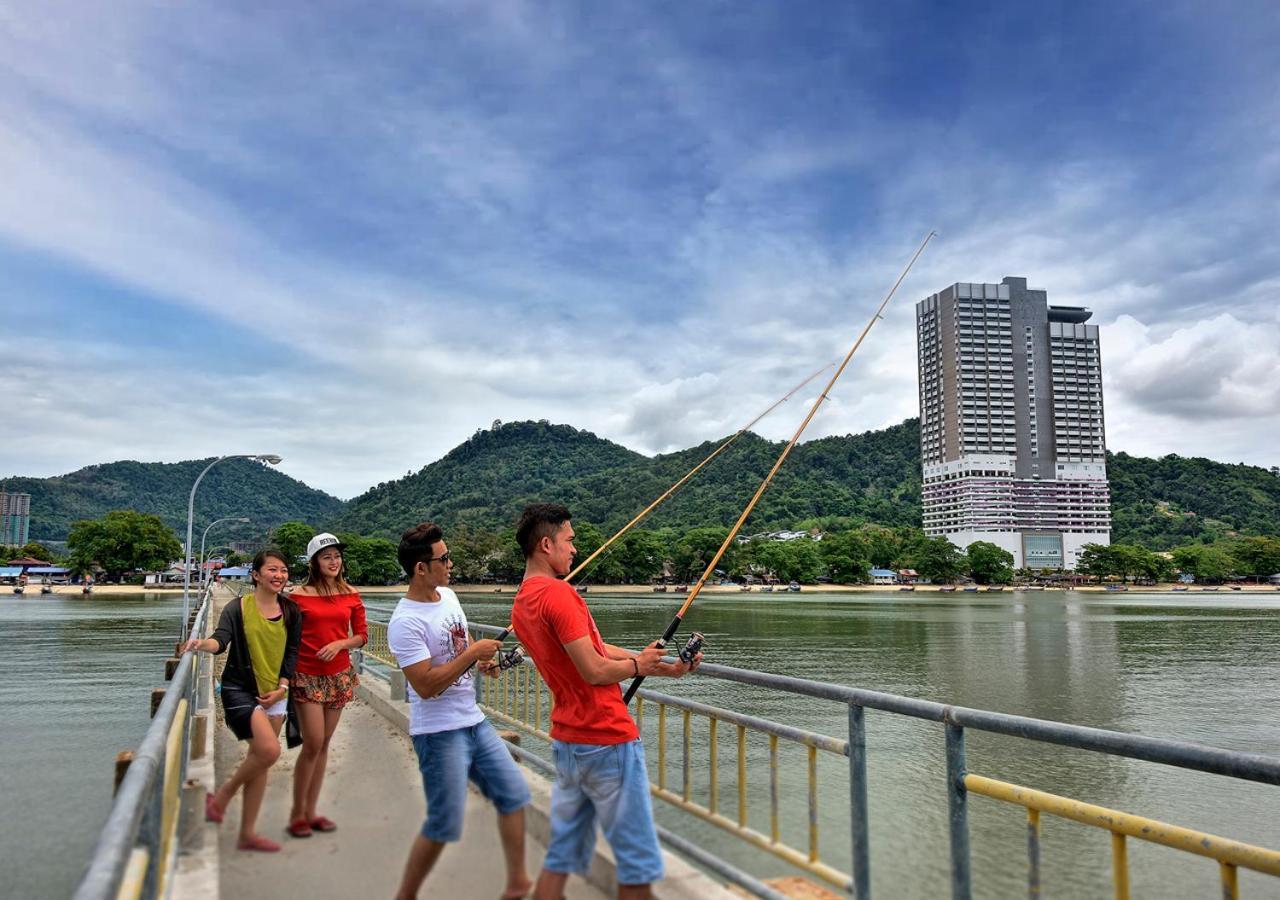 槟城丽昇豪华套房 峇六拜 外观 照片 Anglers at the Marina East Pier